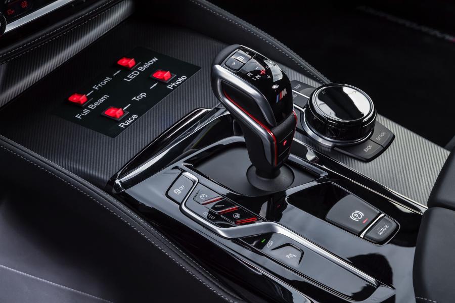 Детали интерьера BMW M5 with M Performance Parts (F90) 2018 года  (WW) (фото 29 из 29)